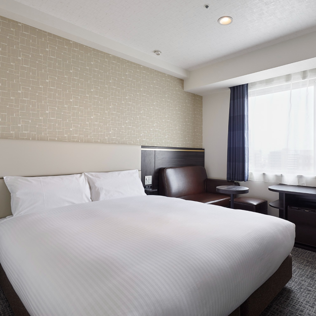 double room (e.g. at a hotel)