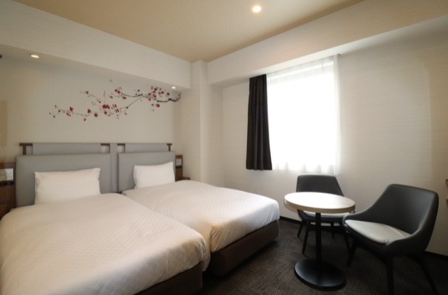 ツインのベッドと窓