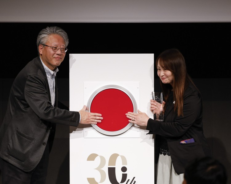 表彰式にて巨大ボタンを押す様子