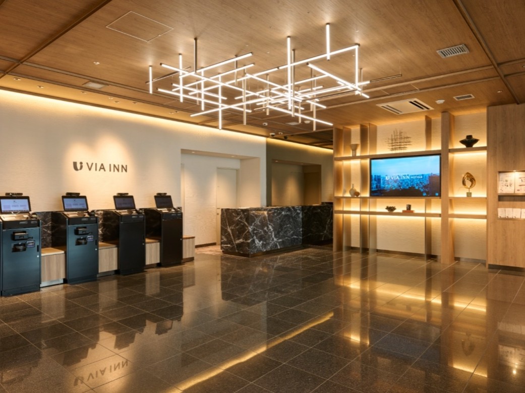 The spacious front desk at Via Inn Shinagawa-Oimachi