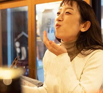 A female writer drinks alone in Hiroshima!